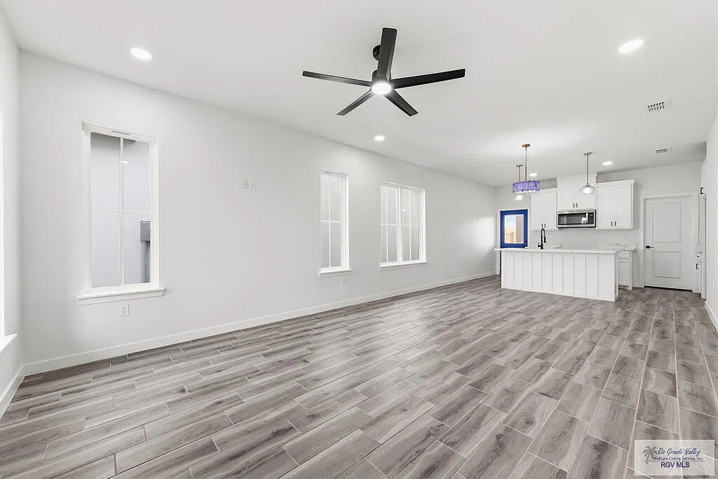 3 bed, 2.0 bath, 1362 sqft, $2,300 — Photo 2