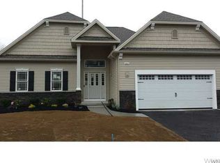 6812 Ava Ln W, Clarence, NY 14031