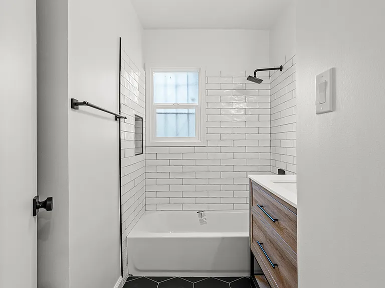 9813 S Van Ness Ave #2 — Photo 8