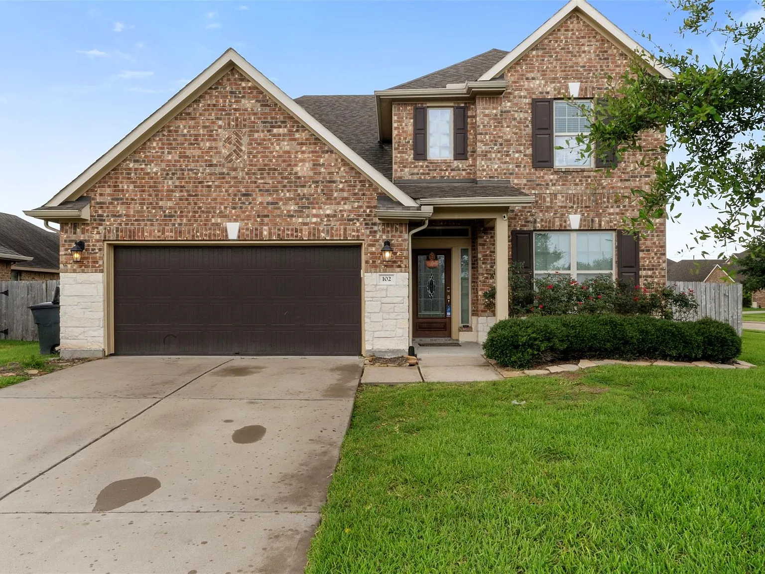 4 bed, 3.0 bath, 2370 sqft, $2,600 — Photo 1