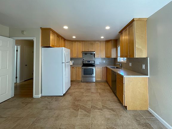 3rd image of 732 Golden Oak Ct