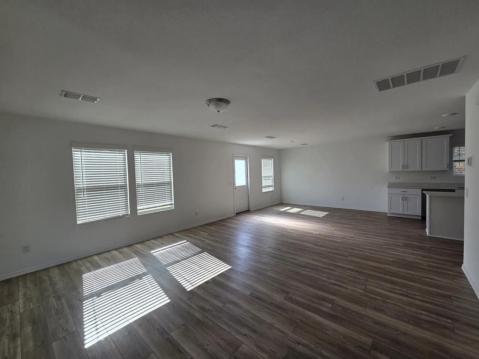 3 bed, 2041 sqft, $2,300 — Photo 2