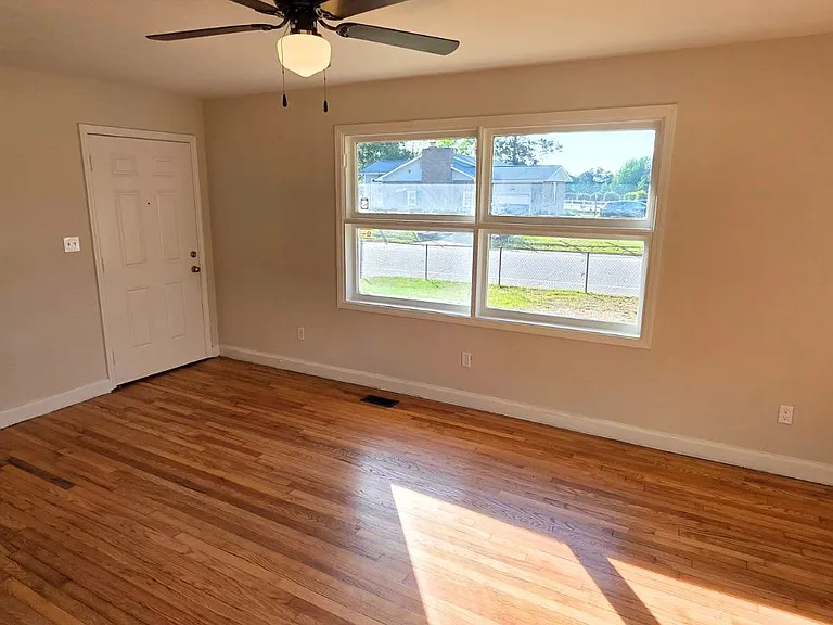 2076 Seneca Dr — Photo 13