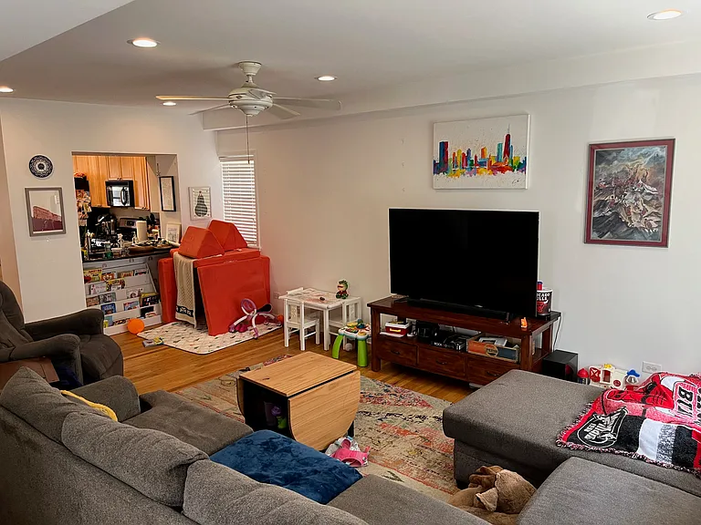 2114 W Melrose St — Photo 16