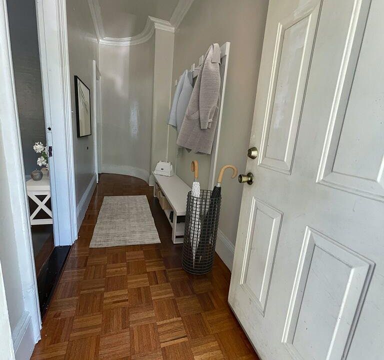 Private front entrance Hallway/mudroom
