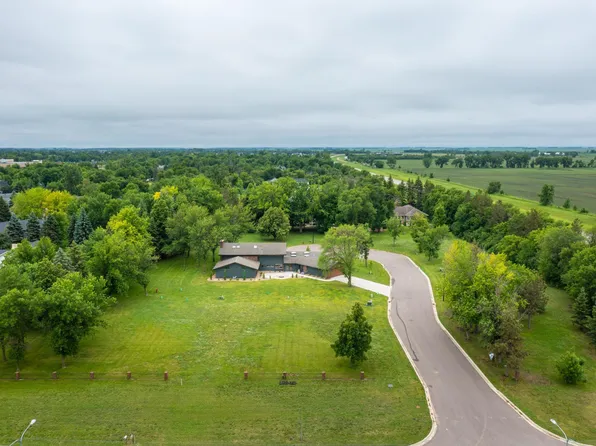 1487 Edgewood Ct, Wahpeton, ND 58075