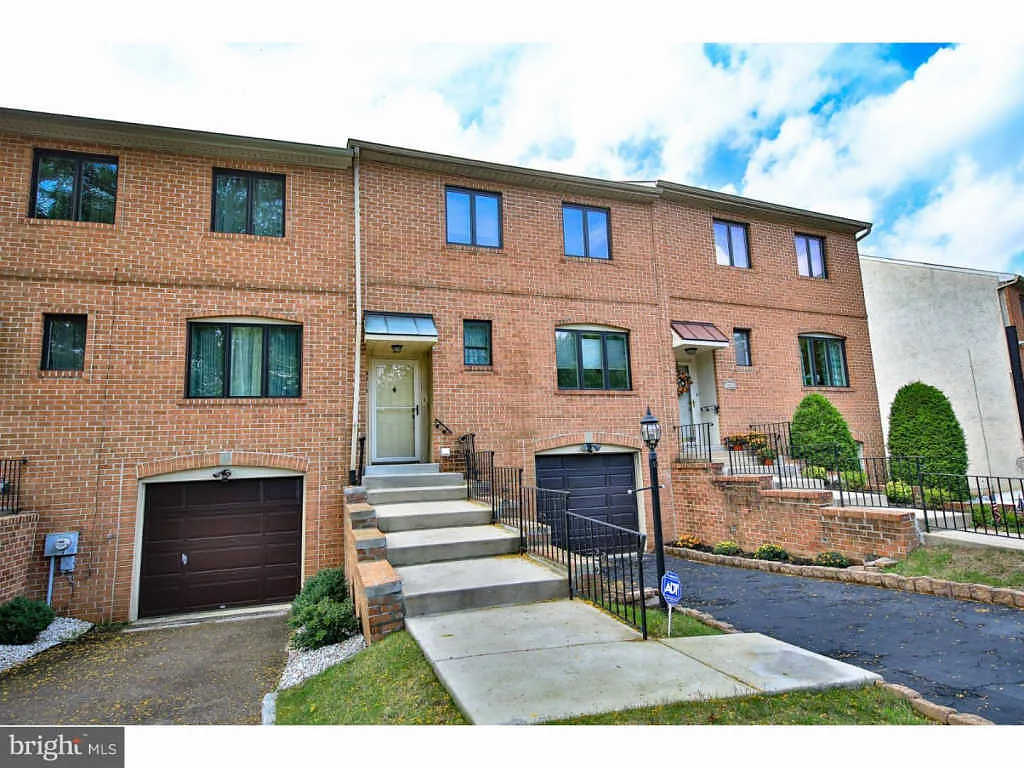 9018 Ayrdale Cres photo 1