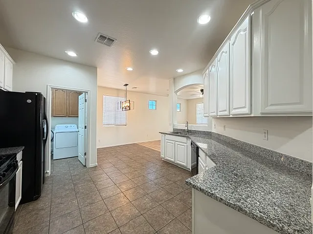 3 bedroom 2 bath home with community pool in Surprise — Photo 4