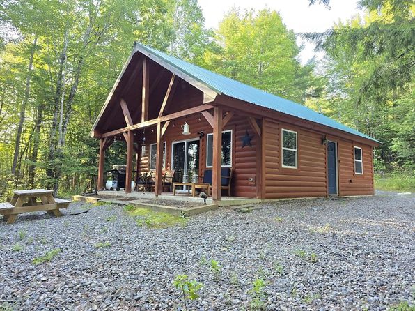 2 God's Country Way, Milo, ME 04463