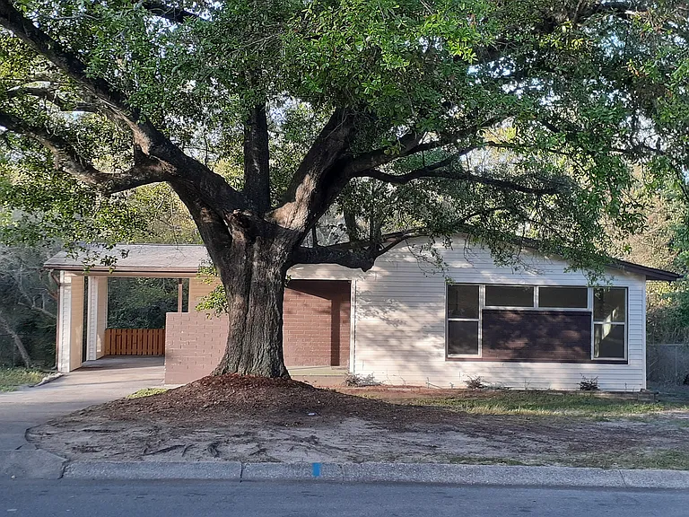 706 Valley Dr — Photo 1