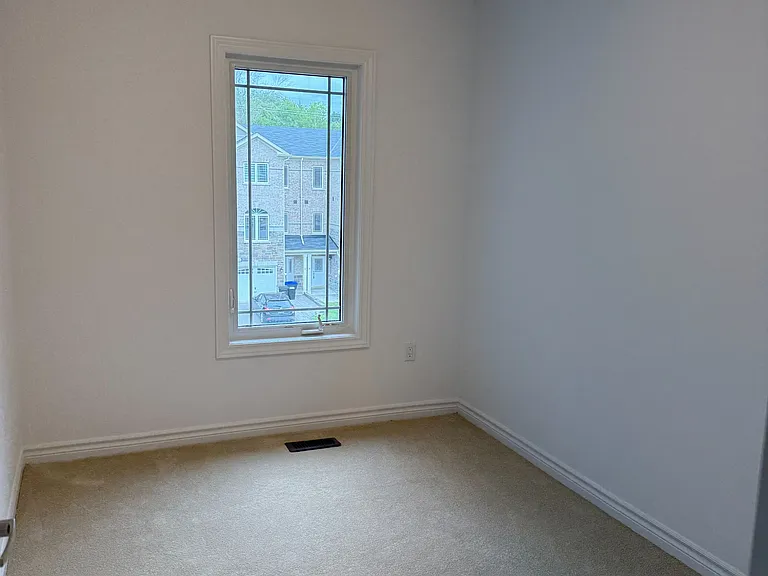 44 Milson Cres — Photo 10