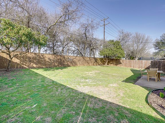 3rd image of 205 W Meadowbrooke Dr