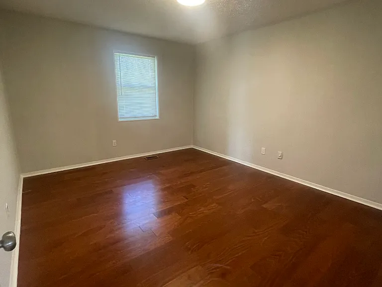 1908 Meadowview Ln — Photo 5