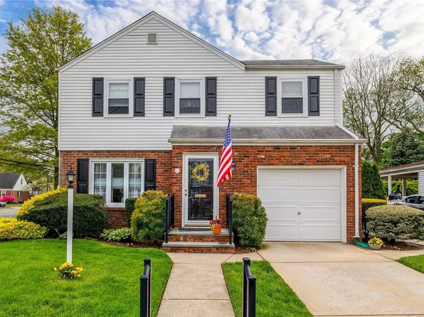 654 8th Avenue, New Hyde Park, NY 11040