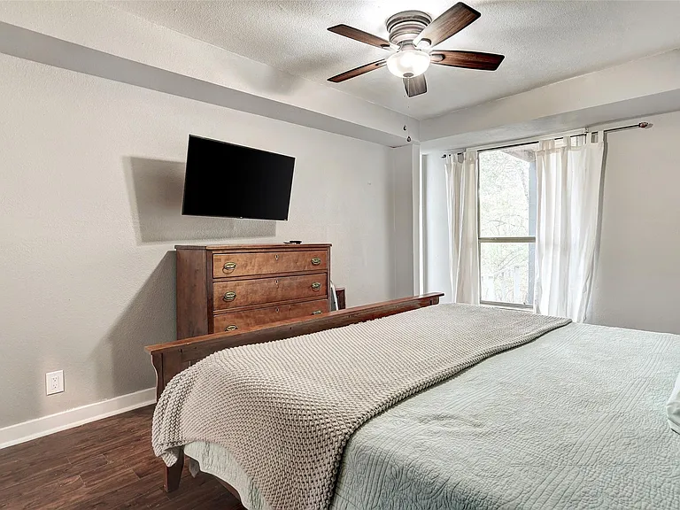 8804 Mountain Ridge Dr #B — Photo 12