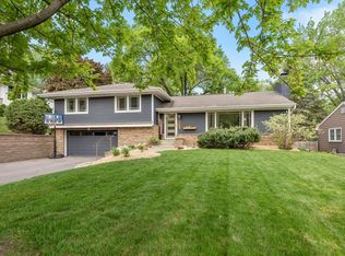 2475 Chatsworth St N, Roseville, MN 55113