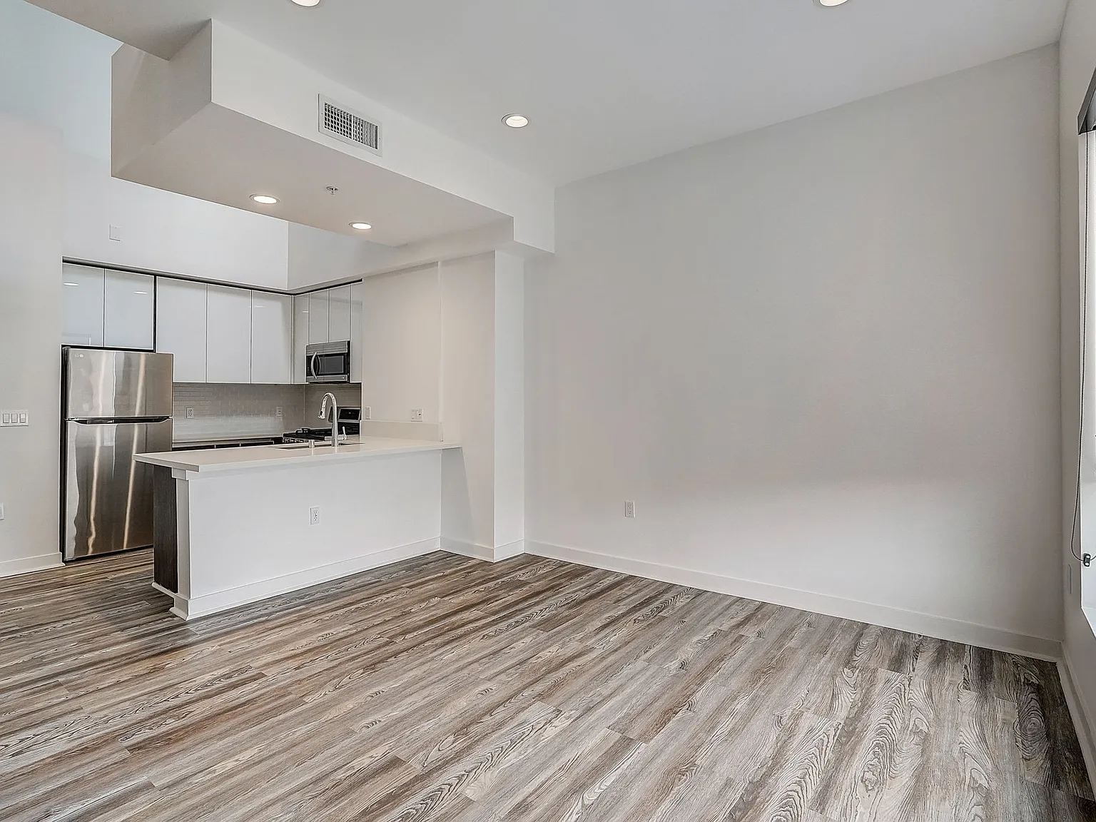 1 bed, 1.5 bath, 850 sqft, $2,400 — Photo 1