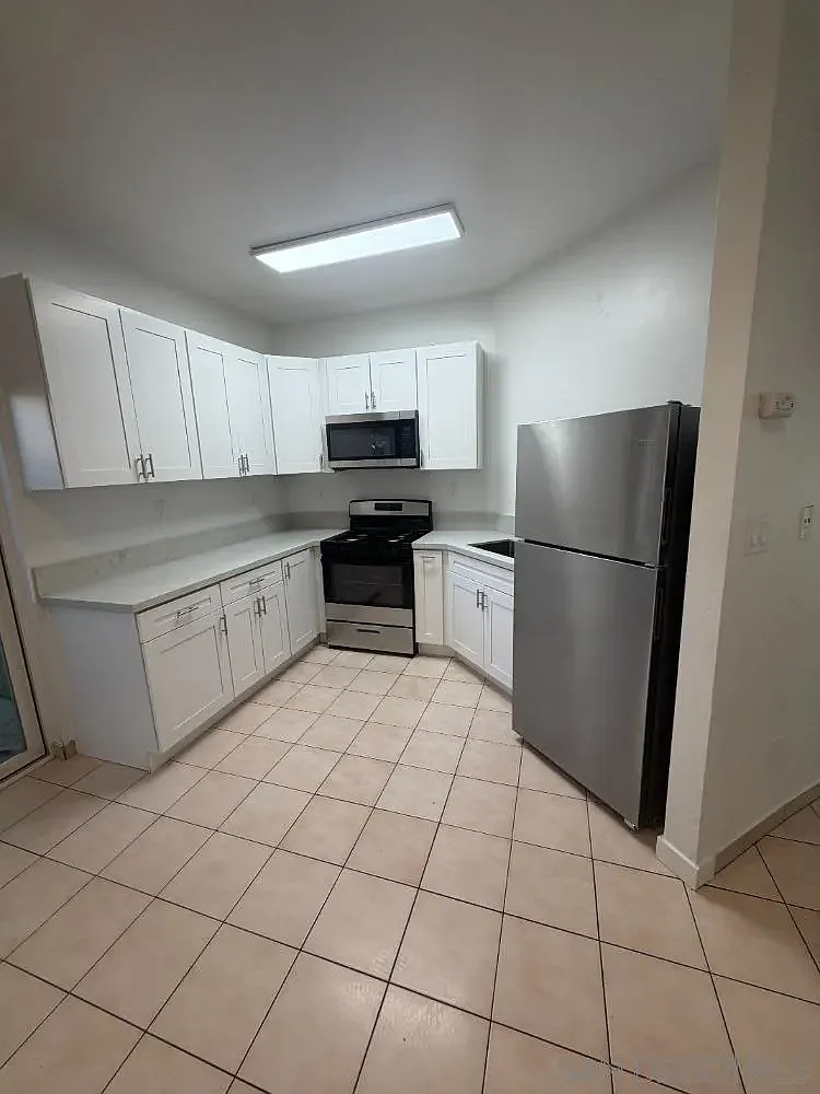 Building Photo - 350 E Washington Ave #B