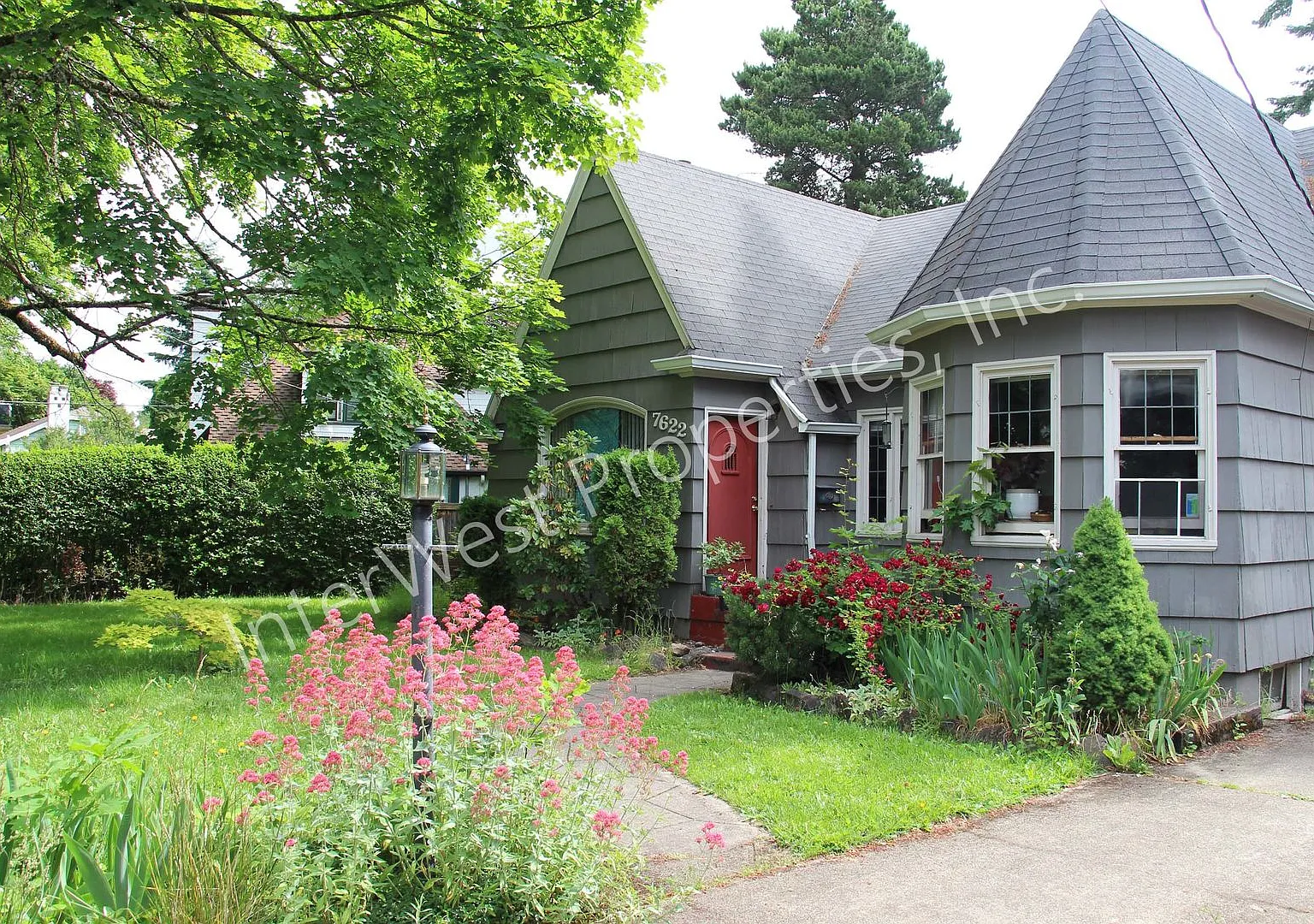 3 Bedroom Portland Home Near Reed College with Hardwoods & Large Yard — Photo 1