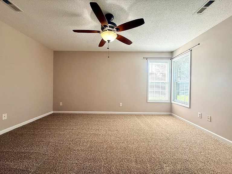 81 Essex Ct W — Photo 22