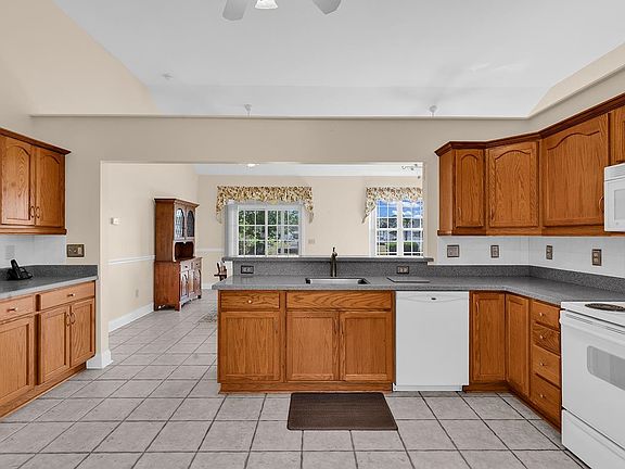 3rd image of 545 Sandridge Rd.