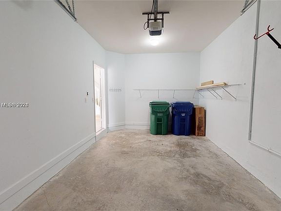 4th image of 10437 NW 61st St