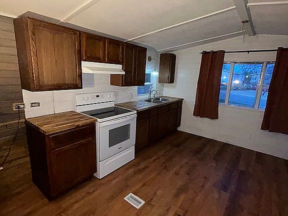 3rd image of 411 Greenview Rd