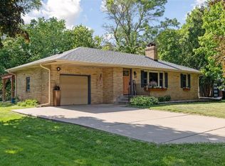 2171 Midlothian Rd, Roseville, MN 55113