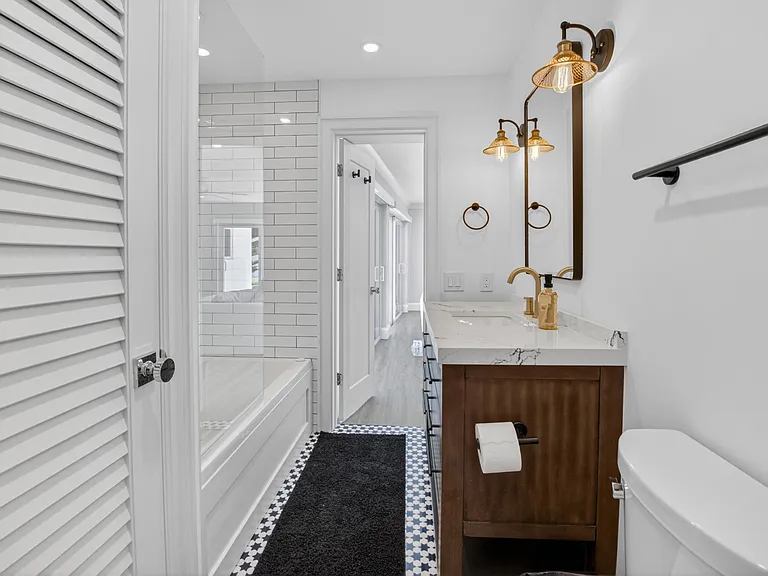 135 SE 28th Ct — Photo 35