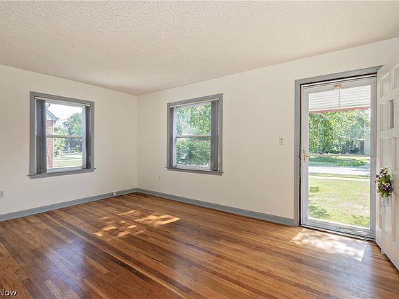 3rd image of 1682 Longwood Dr