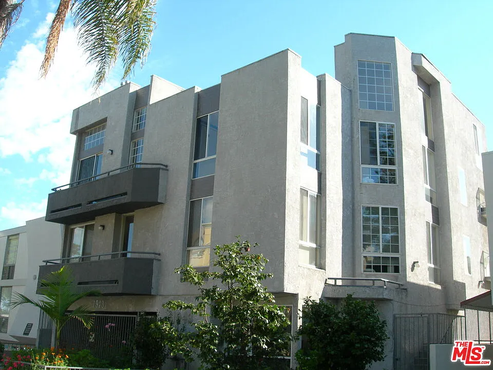 2 bed, 2.0 bath, 1350 sqft, $3,600 — Photo 2
