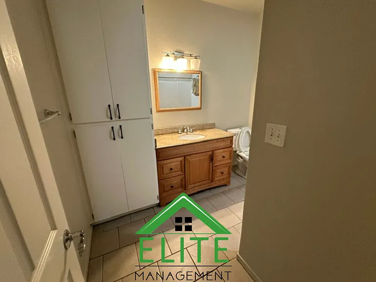 129 W Oak St #4 — Photo 10