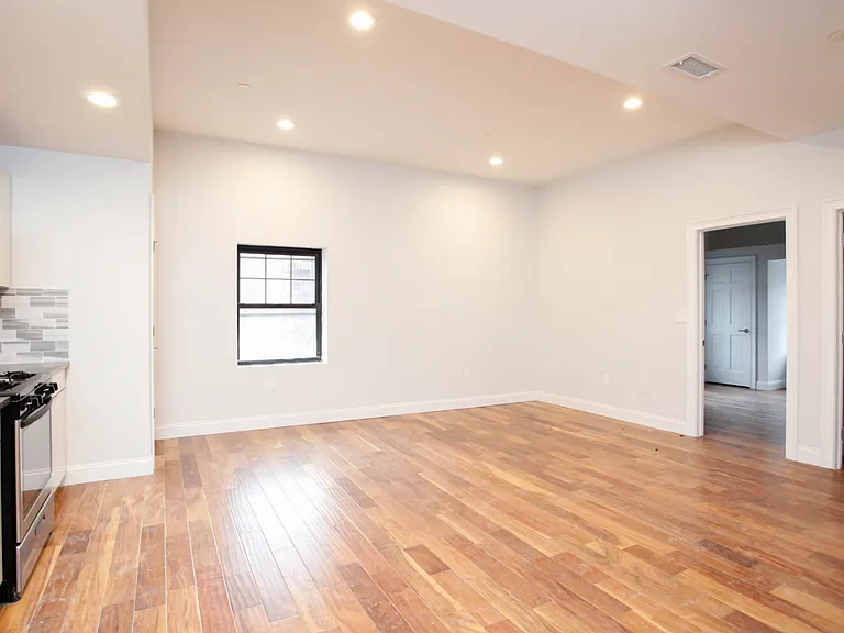 315 Whitney Ave — Photo 3