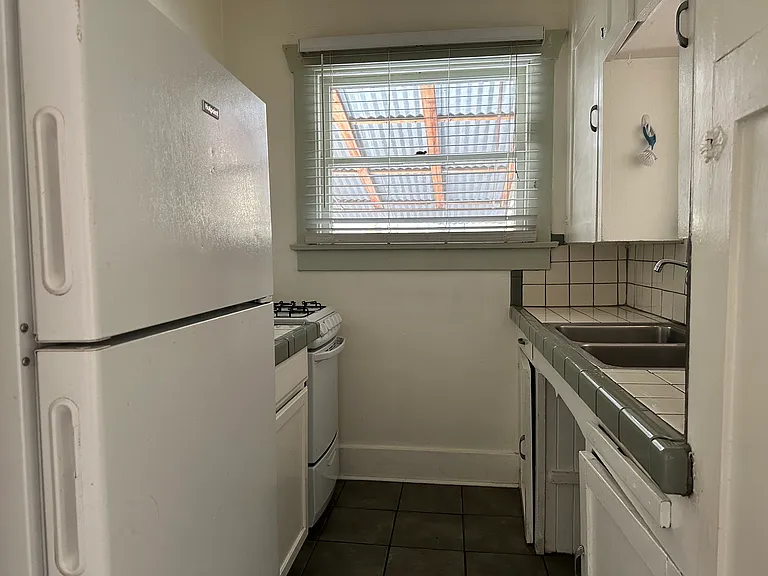 631 E Helen St — Photo 10