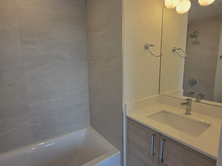 10007 Greenwood Ave N #E — Photo 16