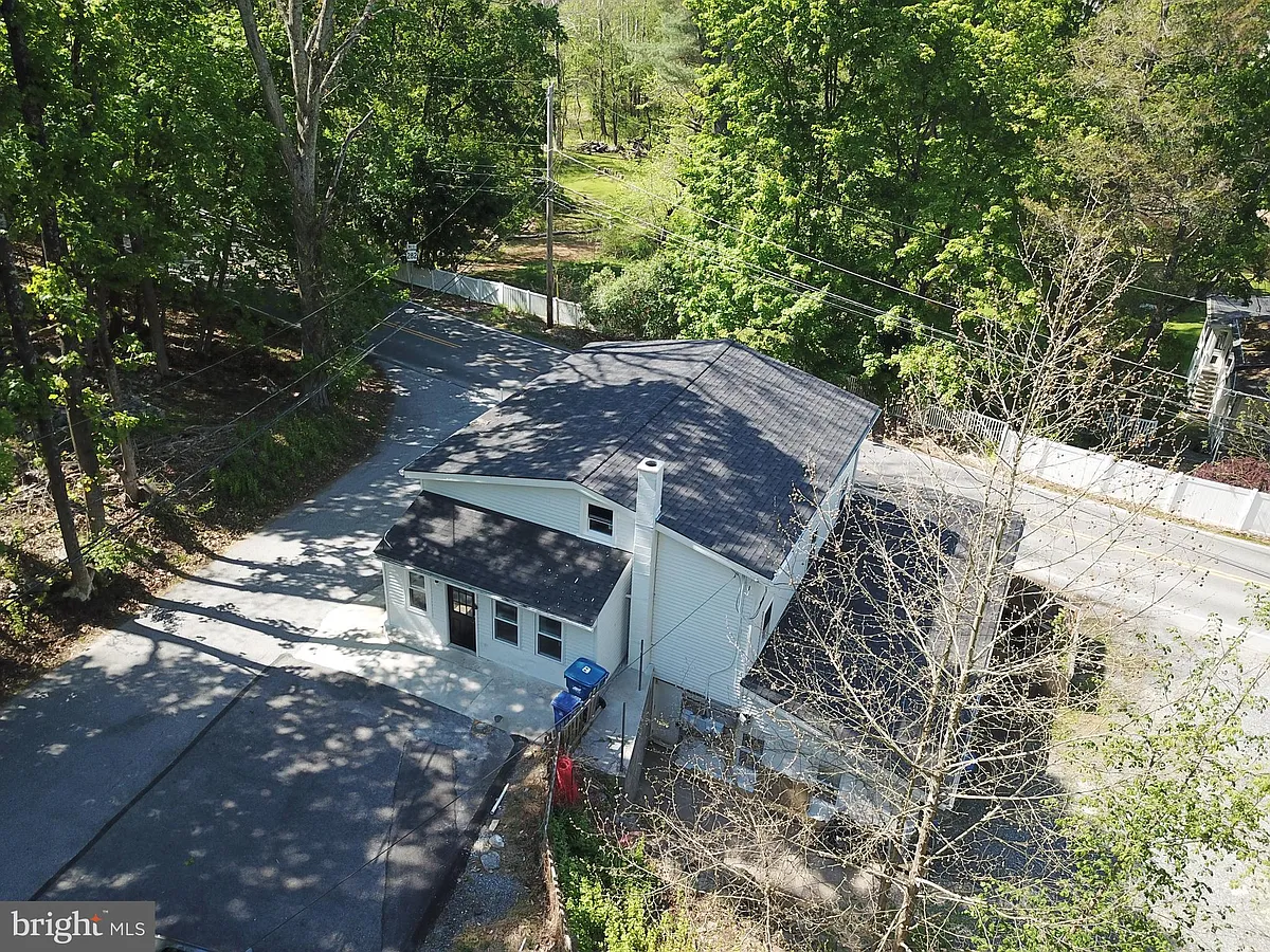 Building Photo - 798 Creek Rd #2