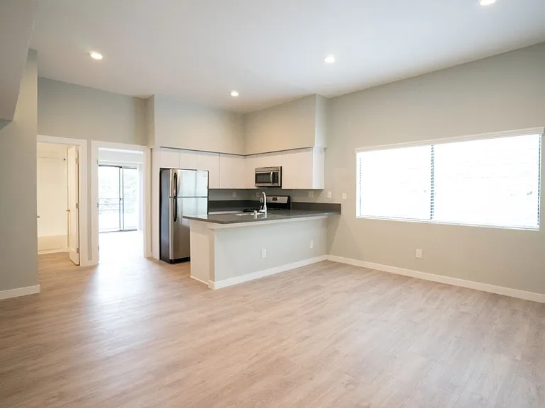 3426 W 1st St — Photo 13