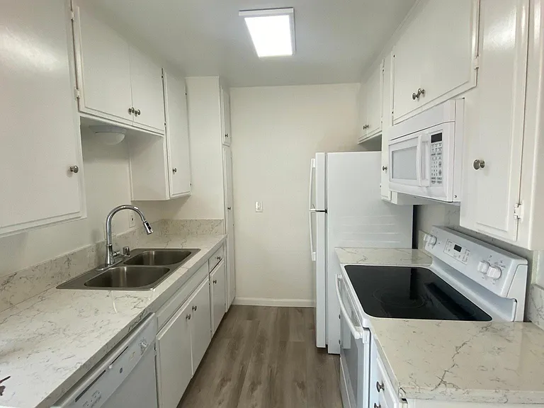 635 Emory St #6 — Photo 1