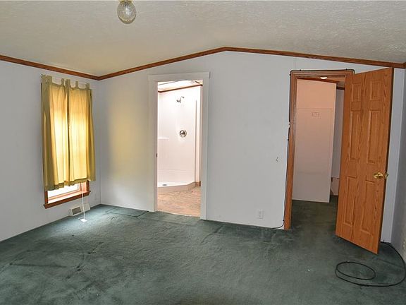 5th image of 10 Willow Bend Dr S