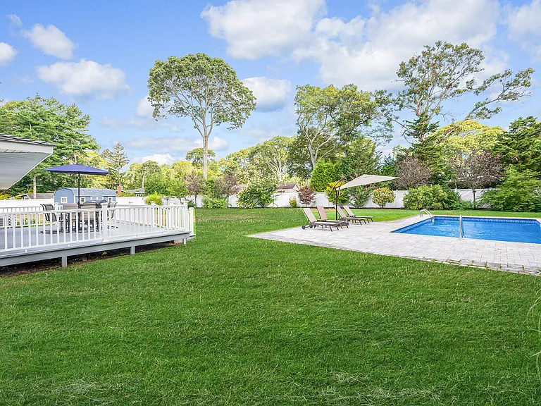 6 Rolling Hill Rd — Photo 1