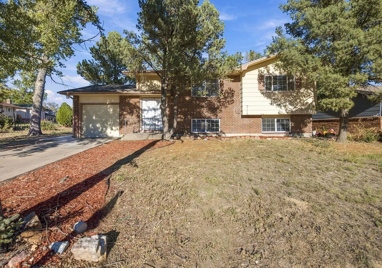 Spacious 4 bed- 2 bath Corner Lot House in Widefield — Photo 2