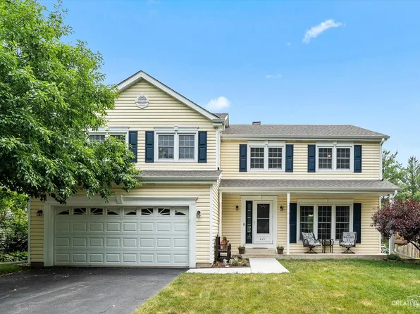 221 Wildwood Dr, North Aurora, IL 60542