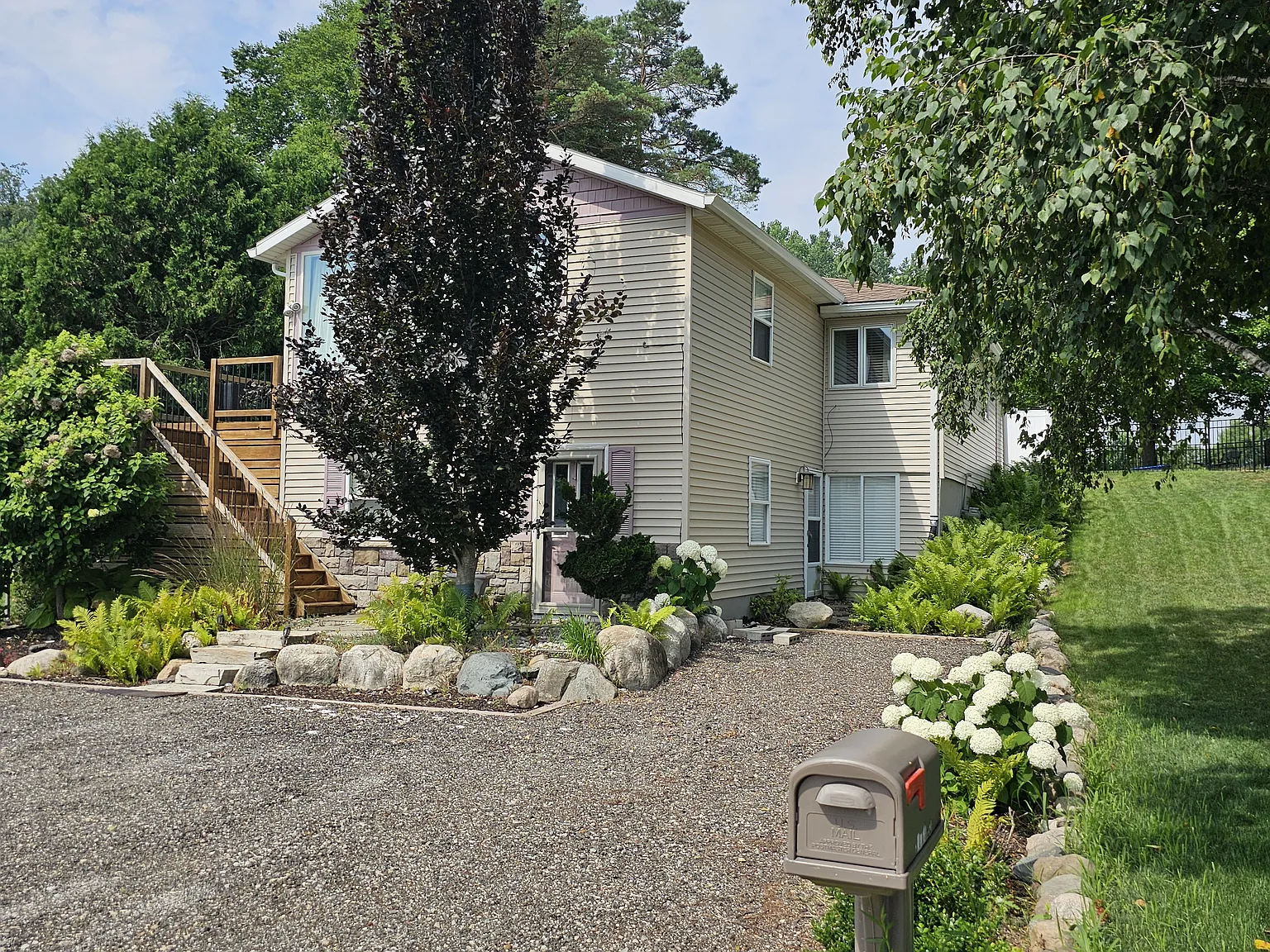 3 bed, 2200 sqft, $2,500 — Photo 2