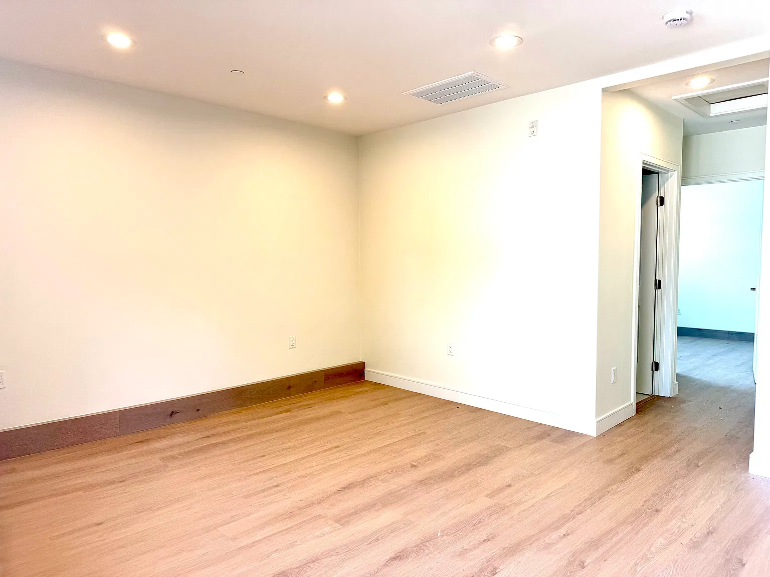 2 bed, 800 sqft, $3,800 — Photo 3