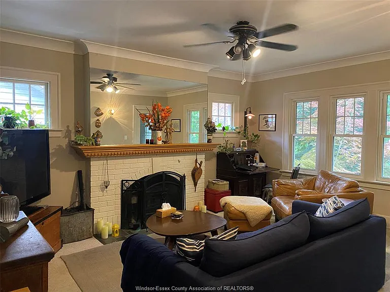 1389 Victoria Ave — Photo 7