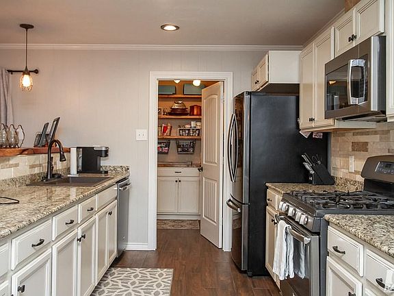 5th image of 2920 Hemlock Dr
