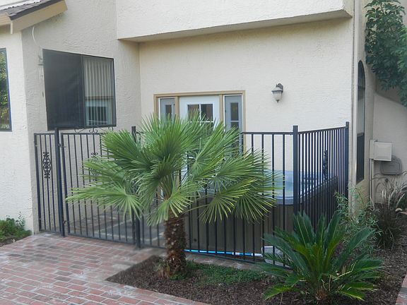 4th image of 293 Woodstock Cir
