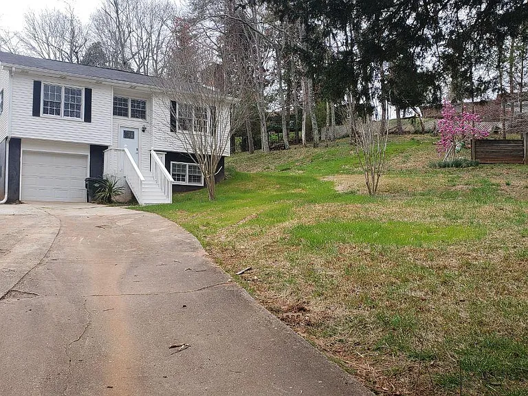 121 Oliver Dr — Photo 1