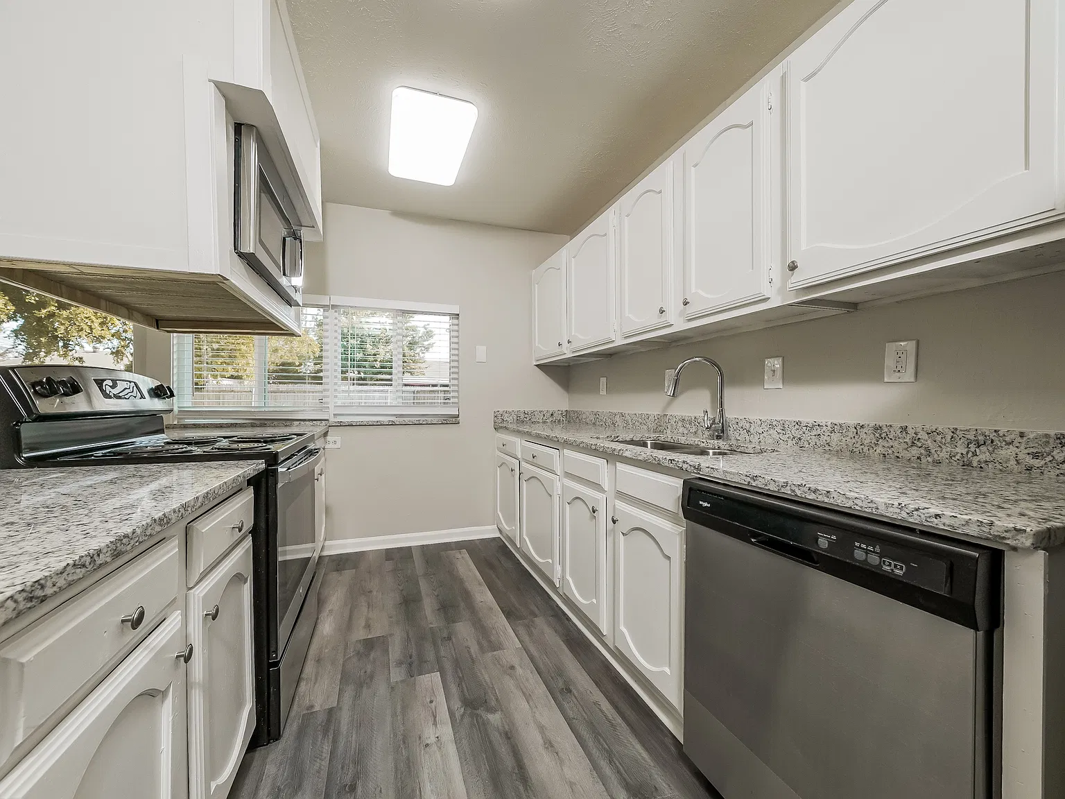 3 bed, 1711 sqft, $2,025 — Photo 2