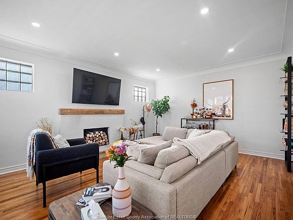 4th image of 7529 Saint Rose Ave